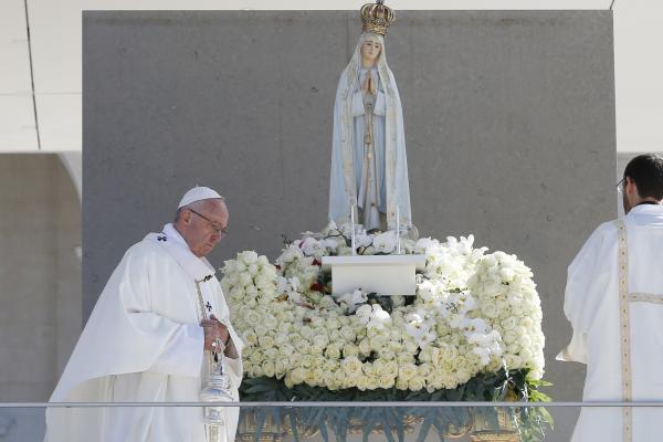 Pope Francis venerates Our Lady of Fátima statue